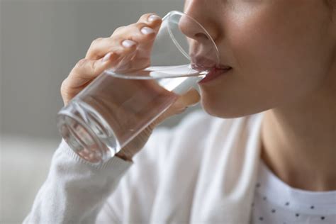 朝水|目覚めの一杯が人生を変える、水を飲む10の理由